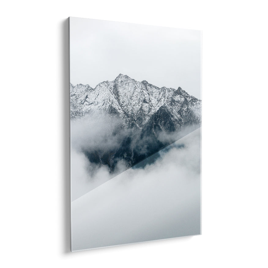 Montaña con Niebla y Nieve